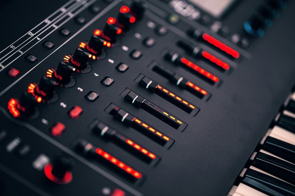 Comment choisir un bon clavier mécanique avec switches silencieux pour travailler tard la nuit?