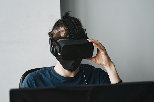 Comment concevoir des casse-têtes immersifs en utilisant des mécaniques de réalité virtuelle?
